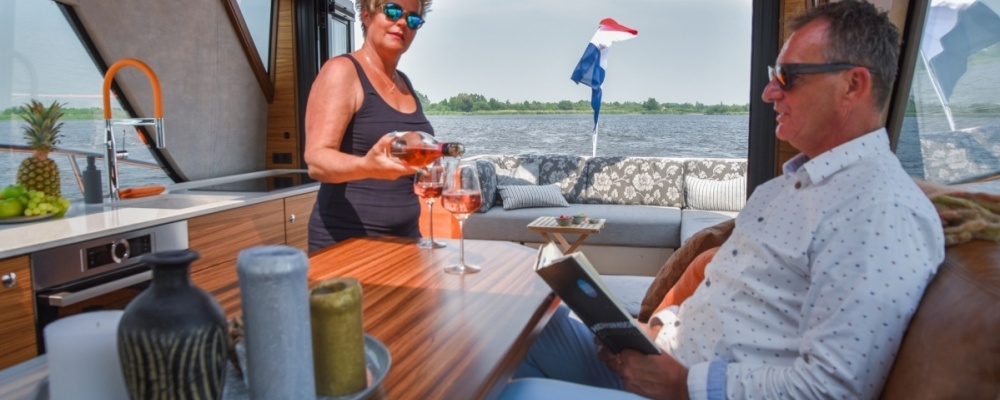 Zicht vanuit de salon naar de open kuip