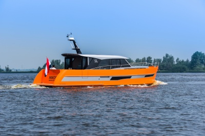 Super Lauwersmeer mit zwei Modellen auf der HISWA zu Wasser 2018