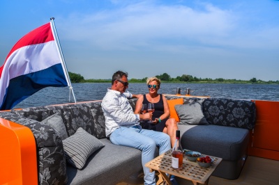 Super Lauwersmeer mit zwei Modellen auf der HISWA zu Wasser 2018