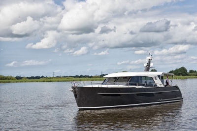 Skipper magazine on the Discovery 45 OC: “Eye catcher among steel yachts”