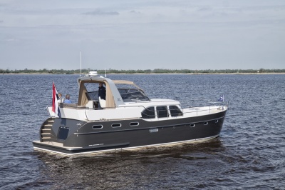 Super Lauwersmeer met twee Discovery's op Motorboot Sneek