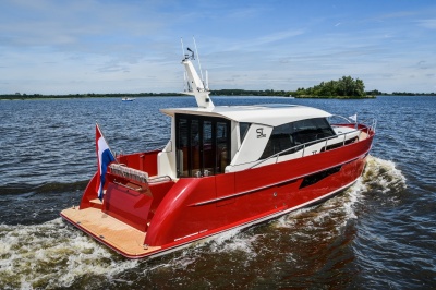 Super Lauwersmeer mit zwei Discovery-Modelle auf der Motorboot Sneek