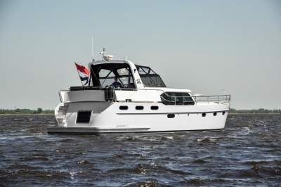 ​Super Lauwersmeer met twee modellen op HISWA te Water 2018