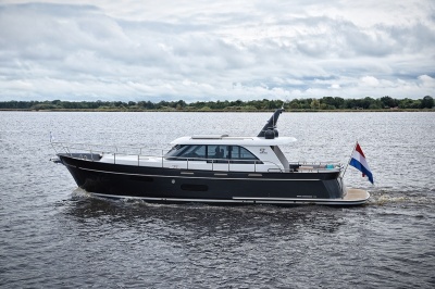 Kommen Sie bei der Motorboot Sneek an Bord (auch für eine Probefahrt)