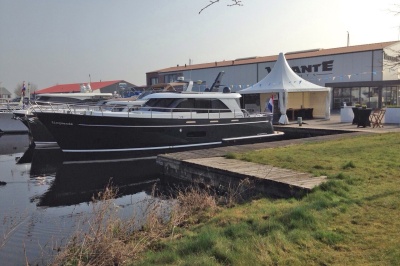 Super Lauwersmeer mit zwei Yachten auf der Frühjahrsmesse in Sneek