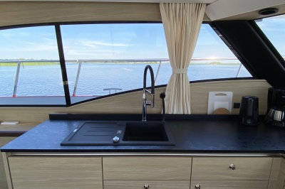 Skipper tests wellness yacht "Vida"