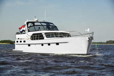 ​Super Lauwersmeer met twee modellen op HISWA te Water 2018