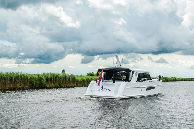 Super Lauwersmeer met twee jachten op Motorboot Sneek
