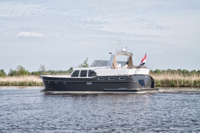 Kommen Sie bei der Motorboot Sneek an Bord (auch für eine Probefahrt)