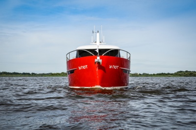 Super Lauwersmeer met twee Discovery's op Motorboot Sneek