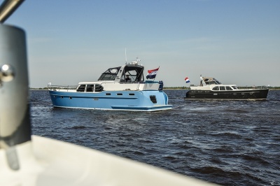 Super Lauwersmeer met twee jachten op Motorboot Sneek