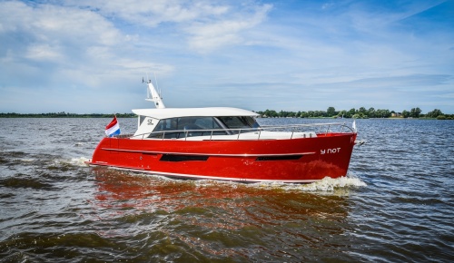 Super Lauwersmeer mit zwei Discovery-Modelle auf der Motorboot Sneek