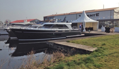 Super Lauwersmeer mit zwei Yachten auf der Frühjahrsmesse in Sneek